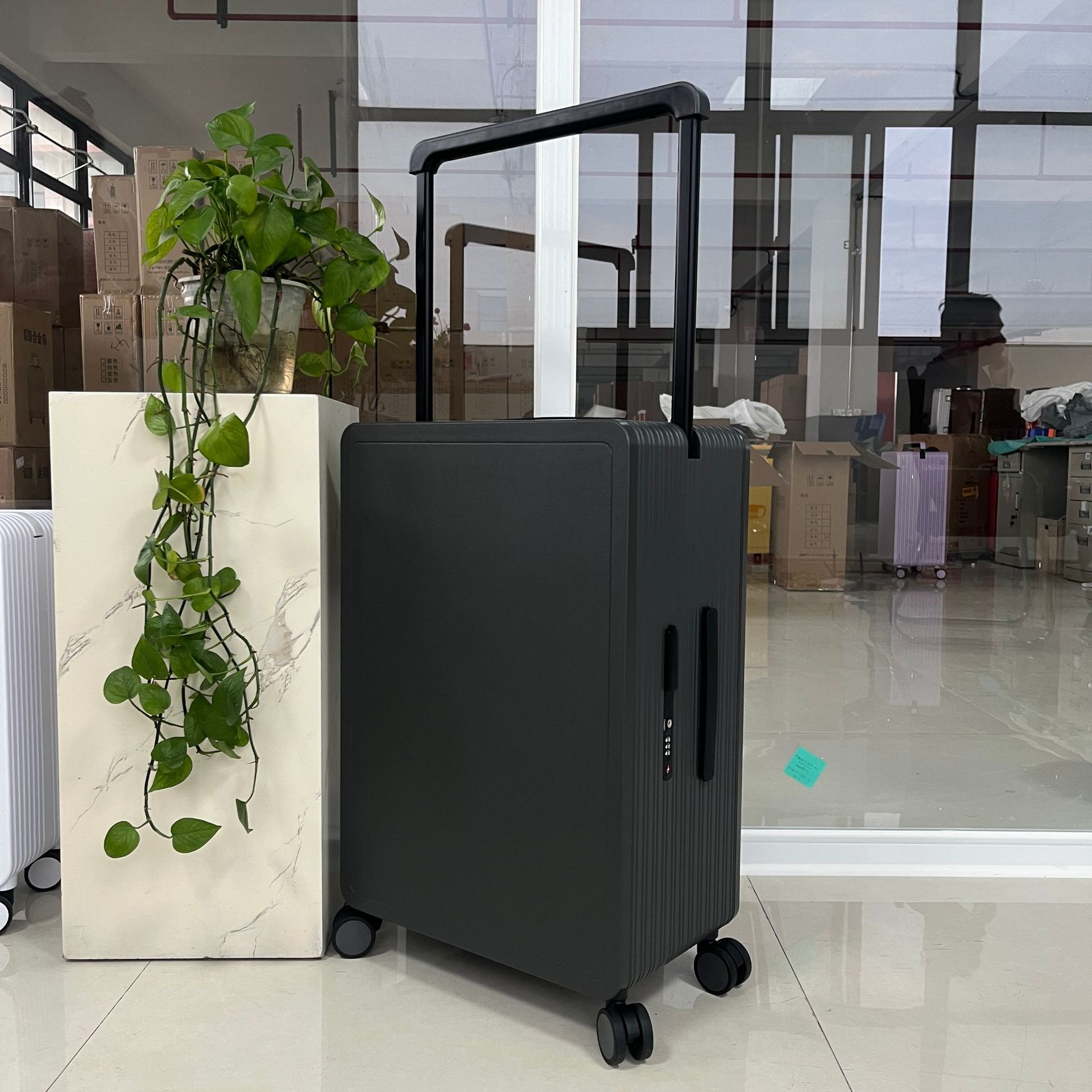 Chariot noir gris foncé