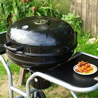 Barbecue au charbon de bois moderne haut de gamme 22,5 pouces avec table latérale, grille chauffante, roues et étagère de rangement inférieure, finition émail noir