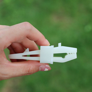 Otros clips de plástico para tiendas de campaña con función de brillo en la oscuridad para toldos exteriores y hebillas para cuerdas de sujeción. - Product Image 2