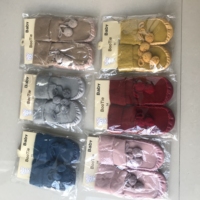 Vente en gros de chaussons 6 couleurs moelleux épais et chauds pour sol maison avec pompon doux en tricot avec semelles en caoutchouc chaussettes antidérapantes pour chaussures de bébé