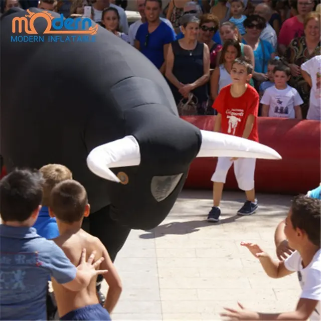 야외 투우 축제 거리 퍼레이드 재미있는 풍선 황소 의상 스페인 싸우는 황소 모델