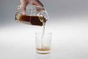 Decantador de whisky vintage de cristal, sin plomo, cuadrado, con juego de vidrio - Product Image 5