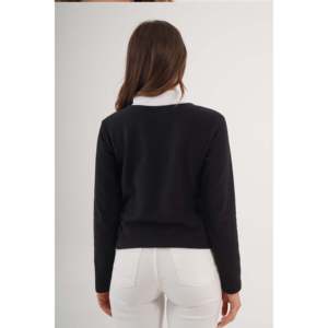 Chemise élégante en tricot noir pour femme avec col contrastant, idéale pour le bureau - Product Image 2