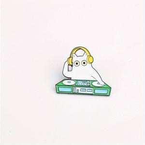 Insignia única con temática musical. Forma de gato con un <span class=keywords><strong>Funky</strong></span> DJ Vibe. Perfecto para el uso diario de personas modernas y amantes de las fiestas. - Product Image 6
