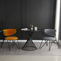 Ensemble table à manger et chaises de luxe nordique Chaises de dîner en métal au design moderne avec dossier souple pour la maison ou l'hôtel Café
