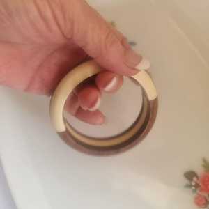 กำไลข้อมือเรซิ่นและไม้สำหรับผู้หญิง เครื่องประดับทำมือที่มีพื้นผิวไม้ธรรมชาติและดีไซน์เรซิ่นทันสมัย - Product Image 3