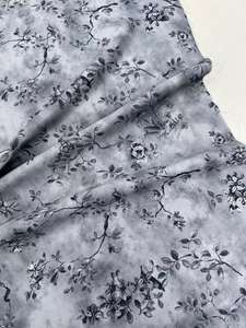 Bunga antik populer dicetak 100% poliester asetat kain Satin Crepe halus lembut untuk pakaian tidur dan penggunaan Gaun - Product Image 3