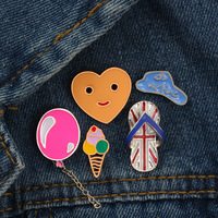 Corsage de style vacances romantiques, Claquettes de plage, Broche crème glacée, Badge nuages smiley, Ballon de confession, Motif tacheté