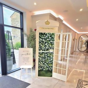 كشك هاتف أبيض مع زهرة اصطناعية ديكور زفاف دعامة كشك هاتف لندن لتزيين الزفاف - Product Image 2