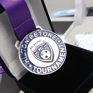 เหรียญรางวัลฟุตบอล LGC OEM แบบกำหนดเองสำหรับการแข่งขัน Hilton Petone รูปทรง 3 มิติ ทำจากทองแดง/เงิน สำหรับงานกีฬา - Product Image 4