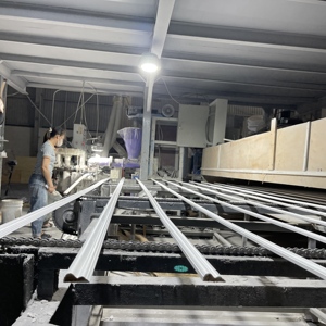 Moulures en bois blanc apprêté résistantes à l'humidité pour plinthes et corniches de plafond - Product Image 3
