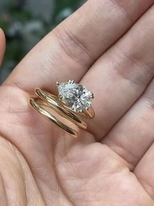 Anillo de Compromiso con Diamante Cultivado en Laboratorio de 2 Quilates en Forma de Pera, Banda Trenzada, Oro Amarillo de 14K, Certificado IGI, Estilo Clásico, Marca APRICOT JEWELS - Product Image 5