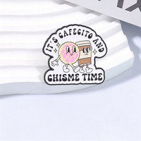 Épinglette en émail 'IT'S CAFECITO AND CHISME TIME' au design rétro espagnol, avec Concha et tasse à café, broche, badge de revers, bijou, cadeau