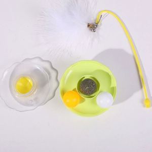 Jouet pour chat amusant et écologique, en forme de tasse à secouer, avec plume détachable et résistant aux morsures, en plastique - Product Image 3