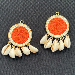 Pendentifs ronds en raphia tressé, breloques coquillages pour la fabrication de bijoux DIY - Product Image 1