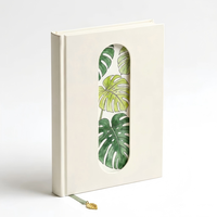 Carnet A5 personnalisé en PU crème avec découpe longue en forme de feuille de Monstera et marque-page breloque