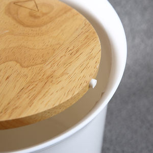 ถังขยะพลาสติกข<span class=keywords><strong>น</strong></span>าดเล็กพร้อมฝาปิดรูปทรงกระบอกและวัสดุพีพีสำหรับใช้ใ<span class=keywords><strong>น</strong></span>สำ<span class=keywords><strong>น</strong></span>ักงา<span class=keywords><strong>น</strong></span>หรือใช้ใ<span class=keywords><strong>น</strong></span>บ้านสไตล์น<span class=keywords><strong>อร</strong></span><span class=keywords><strong>์ดิก</strong></span>แบบเรียบง่าย - Product Image 5