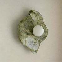 Applique murale en marbre vert naturel de forme irrégulière avec ampoule globe en verre pour chambre à coucher de luxe, éclairage d'intérieur
