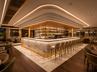 Design d'intérieur de bar de restaurant d'hôtel de luxe, style moderne et industriel, marbre, laiton, comptoir de bar personnalisé avec éclairage LED, respectueux de l'environnement