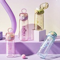 Bouteille d'eau en plastique colorée de haute qualité avec filtre à thé et fruits, échelle de mesure, couvercle à bouton-poussoir pour la gym et l'extérieur
