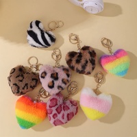 Porte-clés en fausse fourrure en forme de cœur, porte-clés pompon multicolore, accessoire de sac moelleux pour femmes