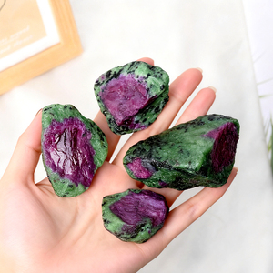 หินคริสตัลธรรมชาติแบบขายส่ง หินรูบี้โซไซต์ดิบ สำหรับตกแต่งและใช้เป็นหินบำบัด - Product Image 1