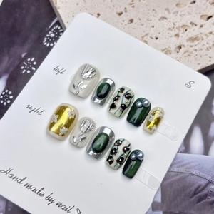 Lot de faux ongles de luxe en amande carrés courts, réutilisables, à presser, nouveau design, mignons, pour les fêtes - Product Image 1