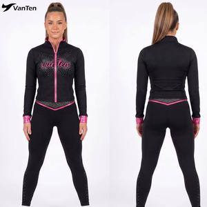 Ensemble uniforme de cheerleading personnalisé avec logo en strass : crop top, soutien-gorge de sport et short, hauts d'athlète personnalisés - Product Image 4