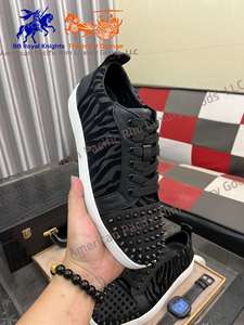 รองเท้าลำลองดีไซน์เนอร์สำหรับชาวคริสเตียน ตกแต่งด้วยหมุดโลหะ สำหรับฤดูใบไม้ผลิและฤดูใบไม้ร่วง บุด้วยหนังแท้ สวมใส่สบาย รองเท้าลูบูตอง - Product Image 4