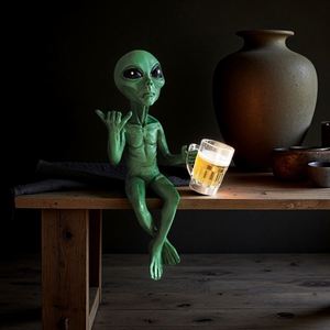 Figura Decorativa de Resina de Extraterrestre Verde con Jarra de Cerveza para Bar de Ciencia Ficción - Adorno de Escritorio Único para Regalo y Decoración de Fiestas - Product Image 3