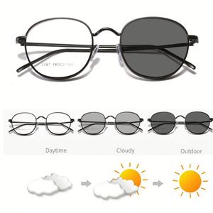 Lunettes de vue carrées personnalisées 2025 avec logo, monture métallique, anti-lumière bleue, photochromiques, pour hommes et femmes - Product Image 1