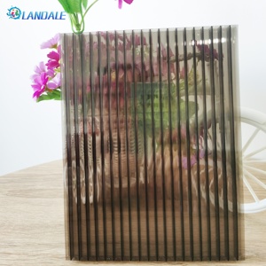 Nid d'abeilles <span class=keywords><strong>transparent</strong></span> de <span class=keywords><strong>polycarbonate</strong></span> de haute résistance aux chocs personnalisé/feuille de structure creuse <span class=keywords><strong>6mm</strong></span> 8mm 10mm feuille de PC - Product Image 4