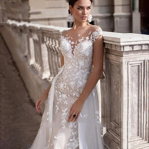 Robe de mariée personnalisée à manches courtes avec appliques en dentelle et traîne détachable, jupes superposées en dentelle - Product Image 2
