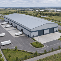 Grand entrepôt logistique en acier pour le commerce électronique avec panneaux isolants, portes à chargement espacé et espace de stockage clair