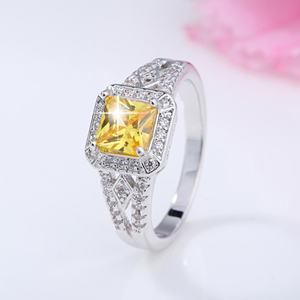 Bague de fiançailles en rhodium pour femme, sertie de diamants CZ violets de laboratoire, taille radiant, pavé rectangulaire, pour mariage ou anniversaire - Product Image 3