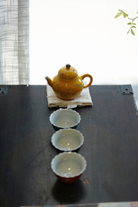 Service à thé en porcelaine octogonale « Whispering Plum » – Vaisselle de thé dorée jaune impérial - Product Image 6