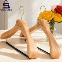 Cintres en bois personnalisés pour costumes et pantalons avec logo gravé et barre