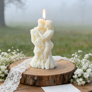 Bougie parfumée en cire artistique avec sculpture de couple et motif rose en relief, décoration de table de mariage, souvenir romantique, cadeau - Product Image 1