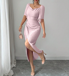 Vestido maxi ajustado de gasa texturizada rosa rubor para mujer con manga con volantes, cuello drapeado, cintura fruncida, decoración de hebilla floral y abertura alta - Product Image 2