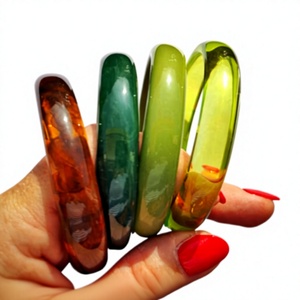 Bracelets en résine de haute qualité Khadim Handicrafts avec motif naturel, faits à la main avec des fleurs, des feuilles et des pierres, Uttar Pradesh - Product Image 1