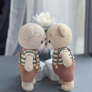 Oso de Peluche Beige Hecho a Mano, Lindo <span class=keywords><strong>Amigurumi</strong></span> con Capucha y Overol <span class=keywords><strong>Verde</strong></span> a Rayas, Muñeco de Peluche Tejido a Mano, PP - Product Image 3