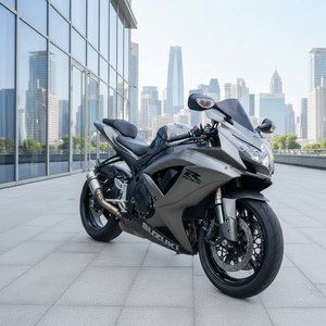 La moto <span class=keywords><strong>Suzuki</strong></span> <span class=keywords><strong>GSX600</strong></span> à quatre cylindres est rapide. - Product Image 1