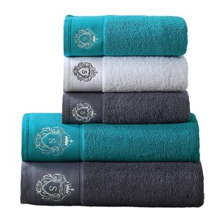 Ensemble de serviettes d'hôtel cinq étoiles en pur coton extra-épais, trois pièces avec bordure brodée et bordure <span class=keywords><strong>crochet</strong></span>ée, emballage en boîte cadeau - Product Image 5
