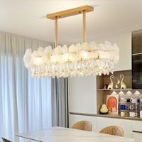 En 2026, le salon sera doté de lustres en forme de fleurs, de luminaires de salle à manger de luxe à la française et de lampes de chevet.