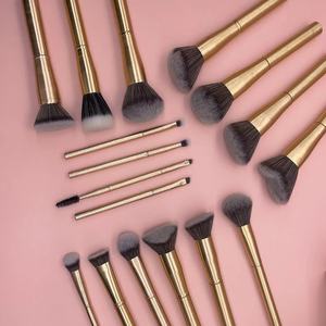 Kit de 17 pinceaux de maquillage synthétiques véganes à manche métallique, comprenant un pinceau éventail, un pinceau à barbe, un pinceau visage et un pinceau anticernes, personnalisable - Product Image 1