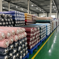 Tissu satiné 100 % polyester brillant, doux et résistant à l'abrasion, fourni directement par l'usine, idéal pour la décoration, les nappes et la doublure intérieure des boîtes.