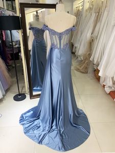 Abiti da Ballo Formali Black Tie 2025 <span class=keywords><strong>Blu</strong></span> Fumo con Spalle Scoperte, Corpino a Corsetto Impreziosito in Pizzo e Sopragonna in <span class=keywords><strong>Raso</strong></span> Pieghettata a Mano - Product Image 2