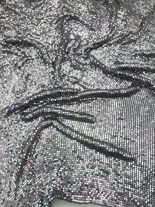 Tissu métallique flexible pour la création de mode avant-gardiste et de costumes de scène avec des propriétés drapées - Product Image 2