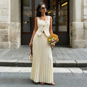 Completo da Donna: <span class=keywords><strong>Top</strong></span> Senza Maniche Stile Blazer con Bottoni <span class=keywords><strong>e</strong></span> <span class=keywords><strong>Gonna</strong></span> Plissettata <span class=keywords><strong>a</strong></span> <span class=keywords><strong>Vita</strong></span> <span class=keywords><strong>Alta</strong></span> Elasticizzata, Set Due Pezzi - Product Image 4