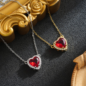 Collana Trendy in Rame con Ciondolo a Forma di Spada e Cuore Rosso, Set di Due Pezzi, Micro-incastonatura di Zirconi, Design a Cuore Impilato, Placcato Oro 18K - Product Image 1